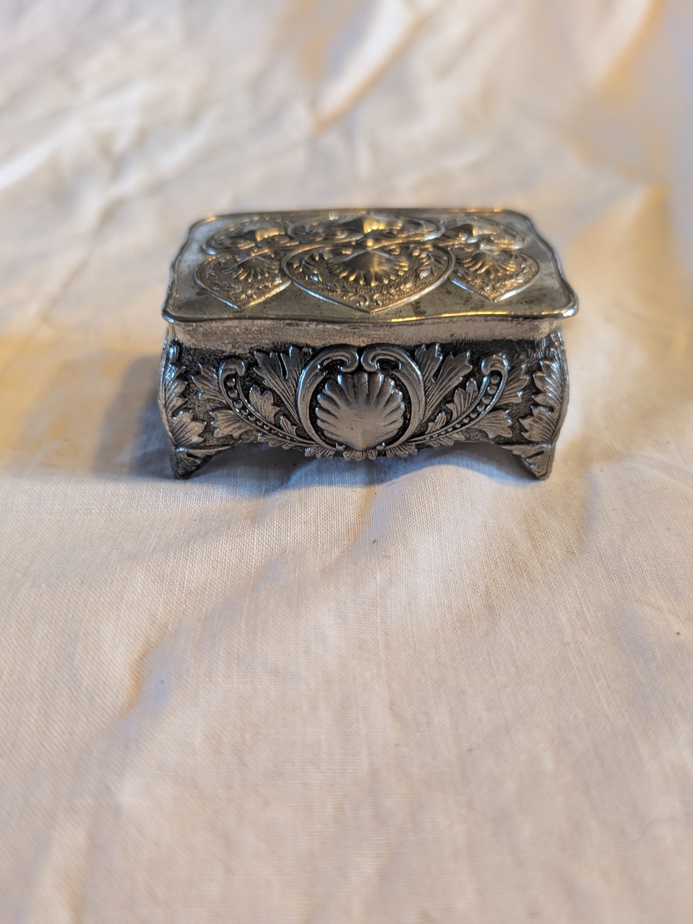 2/50$ Vintage Silver-Tone Heart Motif trinket Box